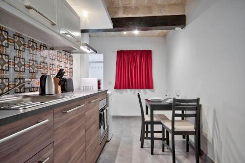 Old Lodge Apartment 7 by Vallettastay, Valletta (Foto 3)