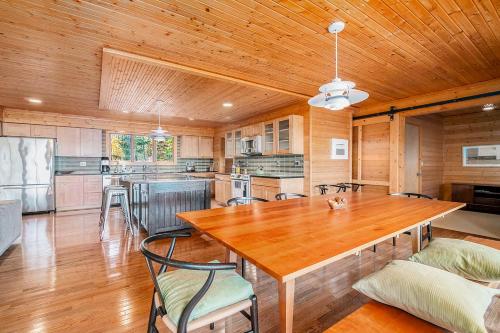 Deep Woods Modern in Honor, USA