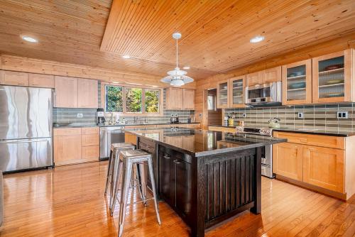 Deep Woods Modern in Honor, USA