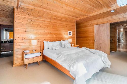 Deep Woods Modern in Honor, USA