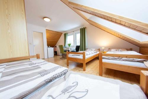 3 twin beds