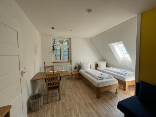 2 twin beds, 1 sofa bed
