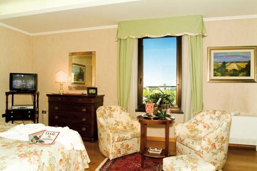 room detail thumbnail 2