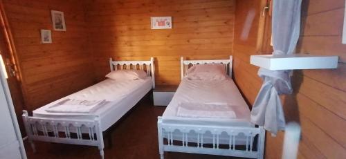 1 queen bed, 2 twin beds