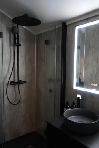 409227933 Basecamp Hotel