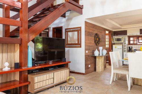 Shared lounge/TV area, Casa completa! Area Gourmet, cervejeira, 4 suites com ar, wi-fi, completa! in Vila Luiza
