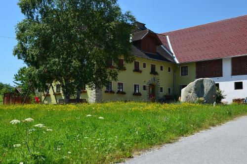 Apartment with Mountain View