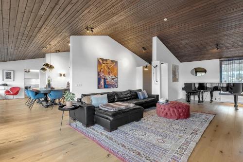 Seaside Villa - 6 Bedrooms HG OOOO6077 – khách sạn tại South Reykjavik