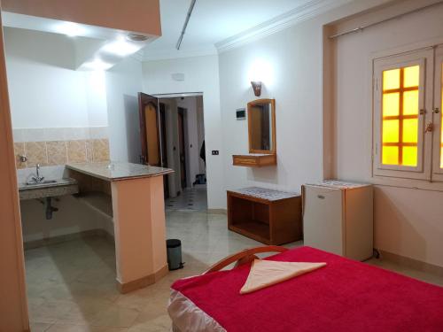 Golden Rose Hotel - Photo 2