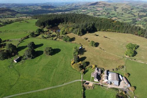 The Granary at Pentregaer Ucha, tennis court & lake.