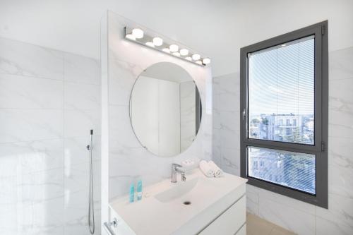 Spacious 3BR Close to Rothschild with MAMAD by HolyGuest - image 3
