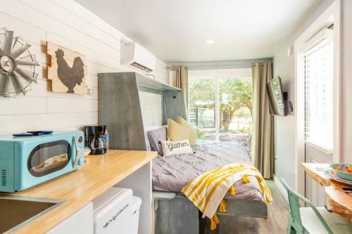 The Container Retreat @290 Wine Trail #3 Hill Country bliss in Hye, USA