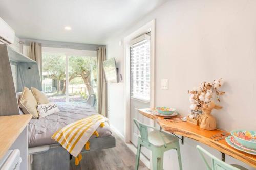 The Container Retreat @290 Wine Trail #3 Hill Country bliss in Stonewall (TX)