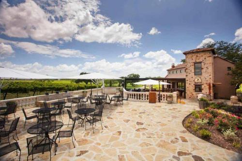The Container Retreat @ 290 Wine Trail #7 Groups welcome! in Stonewall (TX)