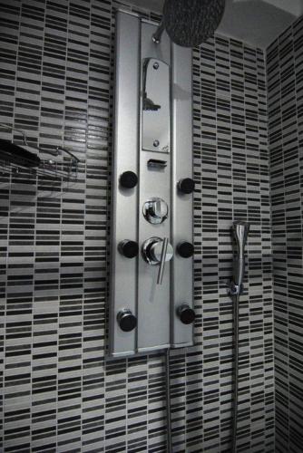 Large Double or Twin Room image 8