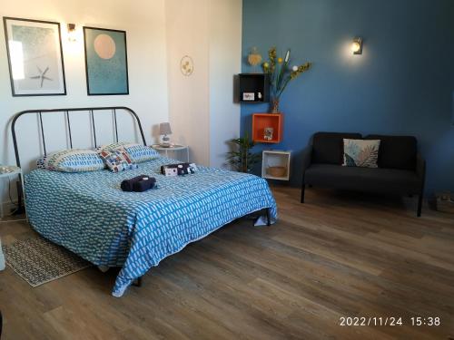 studio vue imprenable sur marseille - Tap to explore photos