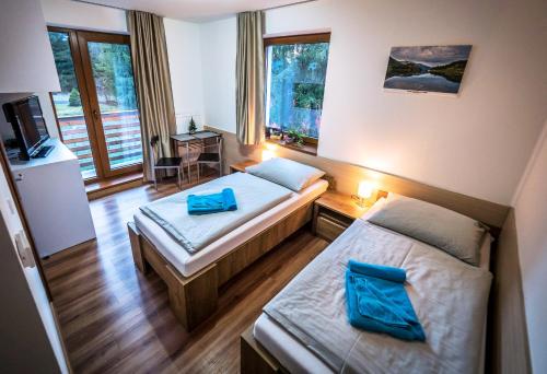 2 twin beds