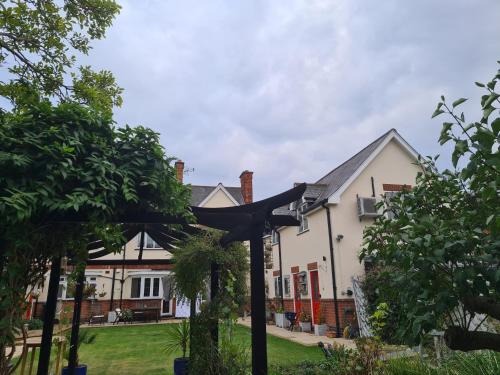 Peaceful self contained Studio in lovely garden. photo 4
