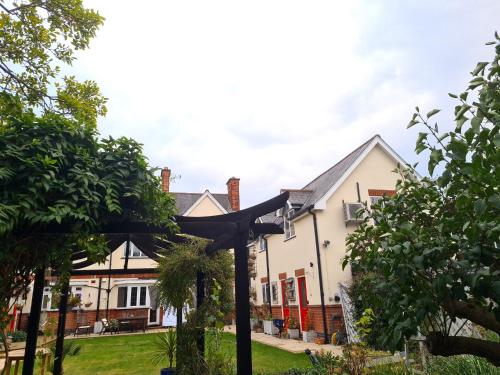 Peaceful self contained Studio in lovely garden. photo 3