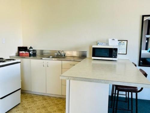 Kitchen, Parkside Motel and Apartments in New Plymouth