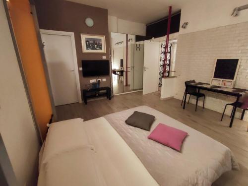  White Apartment in Rom
