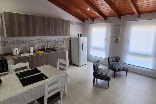 Kitchen, CORDOBA AEROPUERTO KEMPES QUORUM HOSPITAL ALLENDE PRIVADO Siglo XXI Universidad PASCAL Templo Mormon near Bavaria Restaurante Aleman