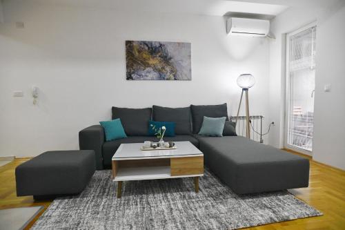 Chic Urban Retreat with Balcony, Parking & Wi-Fi, Skopje