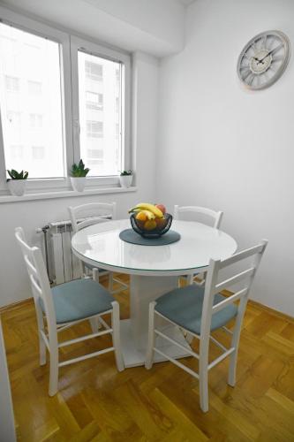 Chic Urban Retreat with Balcony, Parking & Wi-Fi, Skopje (foto 10)