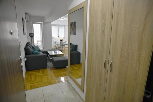Chic Urban Retreat with Balcony, Parking & Wi-Fi, Skopje (foto 7)