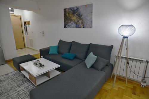 Chic Urban Retreat with Balcony, Parking & Wi-Fi, Skopje (foto 9)