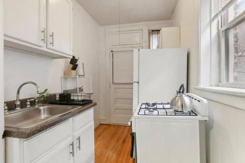 Cozy 1BR Apartment in Rogers Park - Touhy 2W - image 5