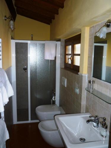 浴室, 阿格里圖里斯莫卡薩貝爾韋德里酒店 (Agriturismo Casa Belvedere) in 卡爾米尼亞諾