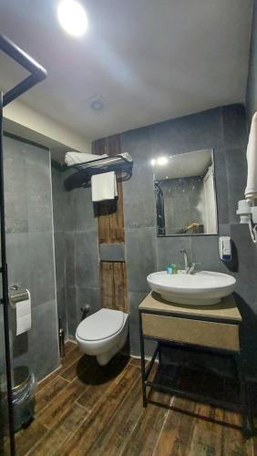 Standard Double Room image 6