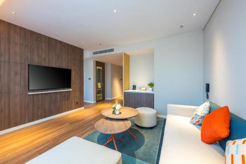 409338450 Holiday Inn Express Xinji City Center by IHG