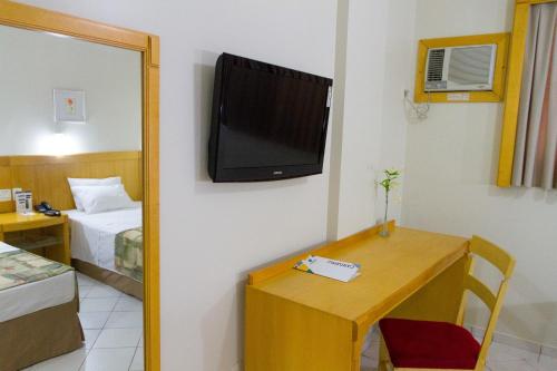 Standard Twin Room image 7