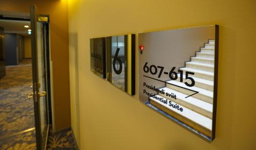 Presidential Suite with Freedom Square View image 9