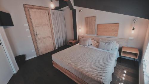 Deluxe Double Room image 6