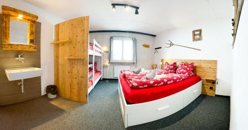 1 queen bed, 2 bunk beds