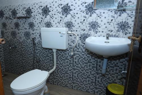 Bathroom, Capital O 84967 Airport Cochin Grand Residency in Kochi