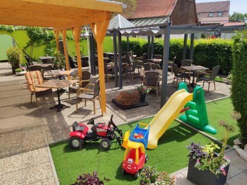 شرفة/ تراس, Hotel 4 Jahreszeiten mit Restaurant in البستادت