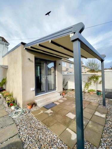 Newly renovated 1 bedroom flat with garden pergola