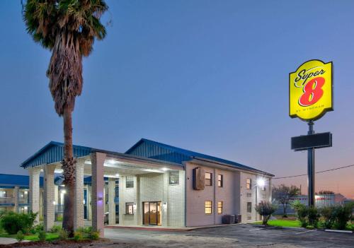 Super 8 by Wyndham Victoria - South - Hwy 59