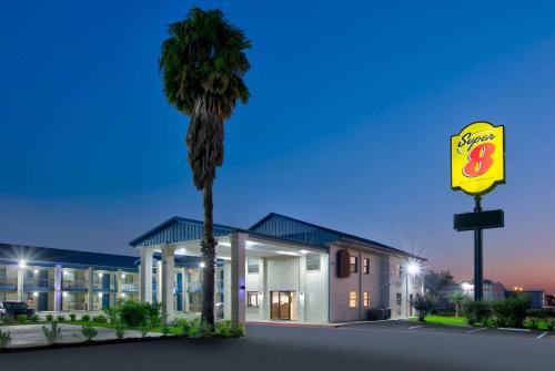 . Super 8 by Wyndham Victoria - South - Hwy 59