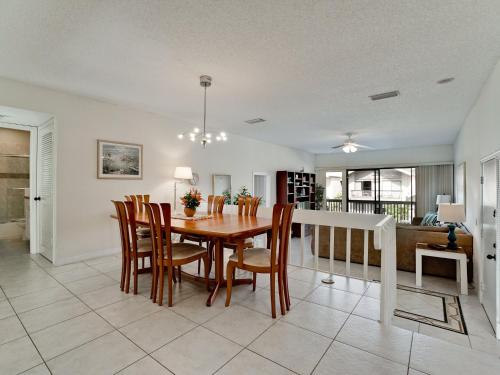 Our House at the Beach 222, Sleeps 4, 2 Bedroom, Tennis, Heated Pool in Siesta Key, USA