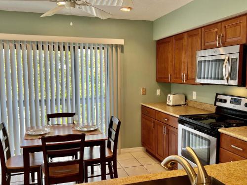 Our House at the Beach 222, Sleeps 4, 2 Bedroom, Tennis, Heated Pool in Siesta Key, USA