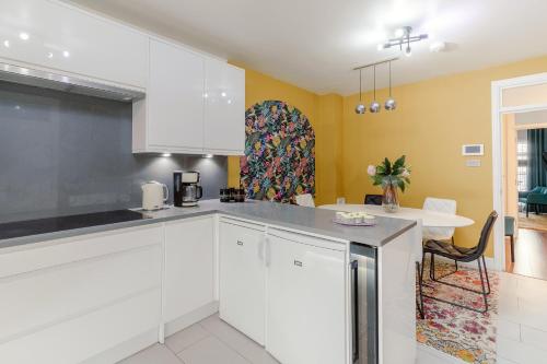 Massive 5 Bedroom West End Designer Townhouse near Hyde Park - image 4