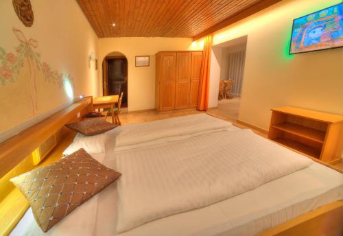 1 queen bed, 1 twin bed