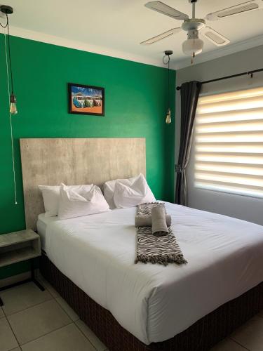Rhino House with 3 bedrooms next to Pilanesberg and Sun City in موجواظي