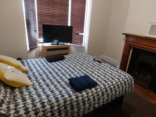 Rooms In A Victorian Comfortable 4-bedroom house in Milton Keynes Rooms Not En-suites 5