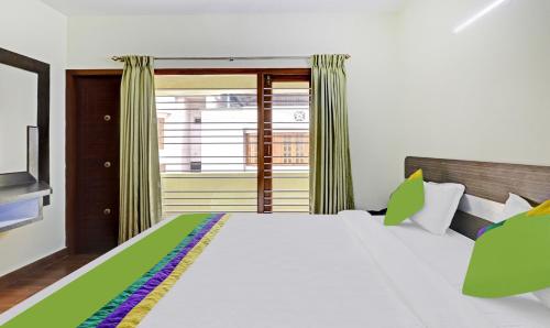 Deluxe Room With Balcony image 5